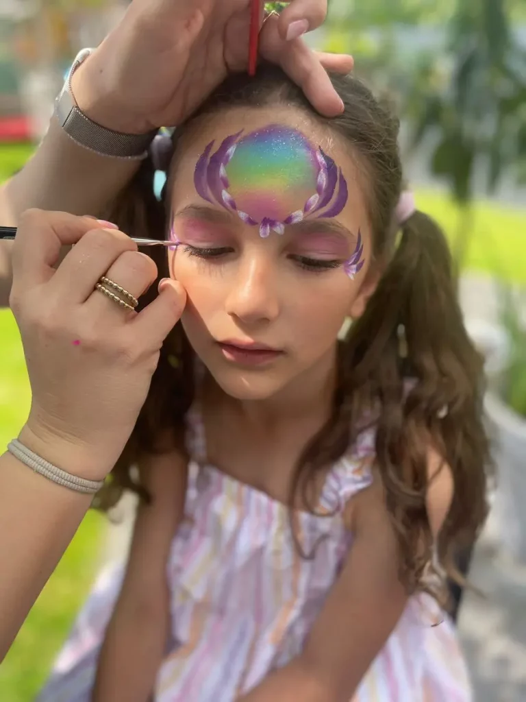 Kinderschminken Mädchen beim Schminken