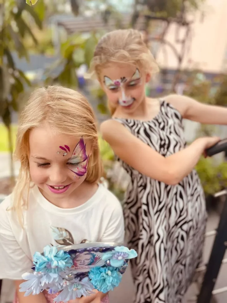 Kinderschminken Kindergeburtstag Blick in den Spiegel